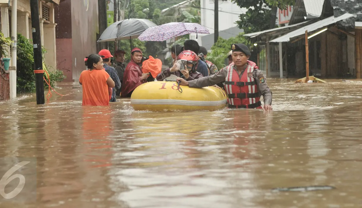 Petugas melakukan evakuasi dengan perahu karet di Cipinang Melayu, Jakarta Timur, Senin (20/2). Sebanyak 285 warga diungsikan akibat banjir setinggi 1 meter. (Liputan6.com/Yoppy Renato)
