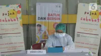 Perawat medis menyiapkan fasilitas kunjungan para keluarga pasien yang mendapat perawatan di RSCM, Jakarta, Selasa (26/5/2020). RSCM Jakarta Pusat menyiapkan fasilitas kunjungan virtual bagi para keluarga untuk berkomunikasi langsung dengan pasien positif COVID-19. (merdeka.com/Imam Buhori)