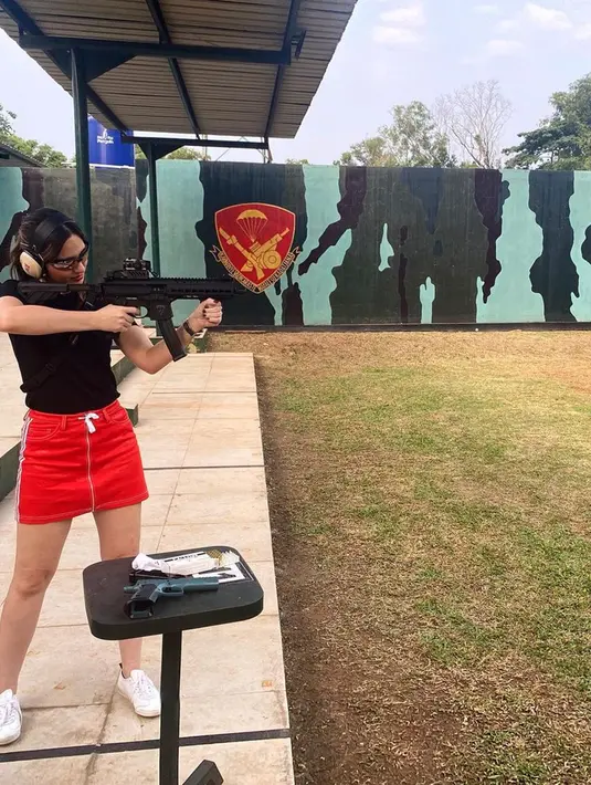 Pada unggahan di akun Instagram, wanita yang juga dikenal sebagai aktris serta model ini diketahui sempat menjajal olahraga menembak. Penampilan Nia ini pun terlihat simpel namun juga menawan saat tengah menembak. (Liputan6.com/IG/@ramadhaniabakrie)