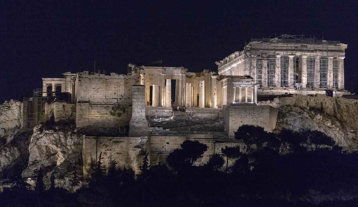 Acropolis dan Parthenon terlihat diterangi dengan sistem pencahayaan baru di Athena, Yunani (30/9/2020). Sistem pencahayaan baru di Acropolis dan Parthenon tersebut, yang menggunakan perlengkapan pencahayaan LED berdaya rendah, diluncurkan pada Rabu (30/9). (Xinhua/Marios Lolos)