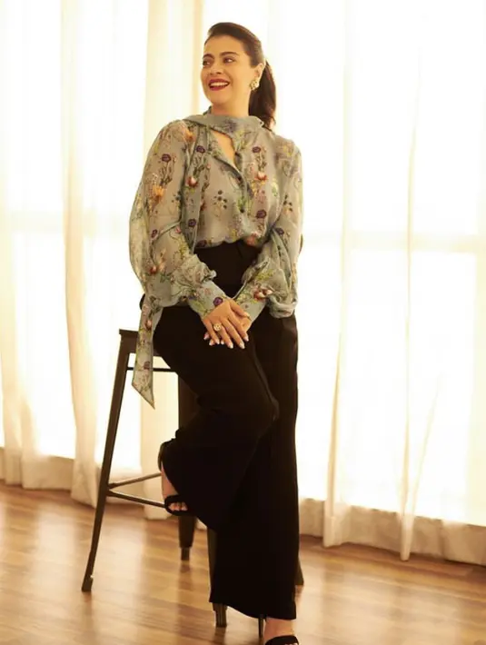 Tak hanya tampil elegan, Kajol juga tampil kasual mengenakak atasan hijau berbordir bunga-bunga. Dipadukan celana hitam dan heelsnya. @kajol