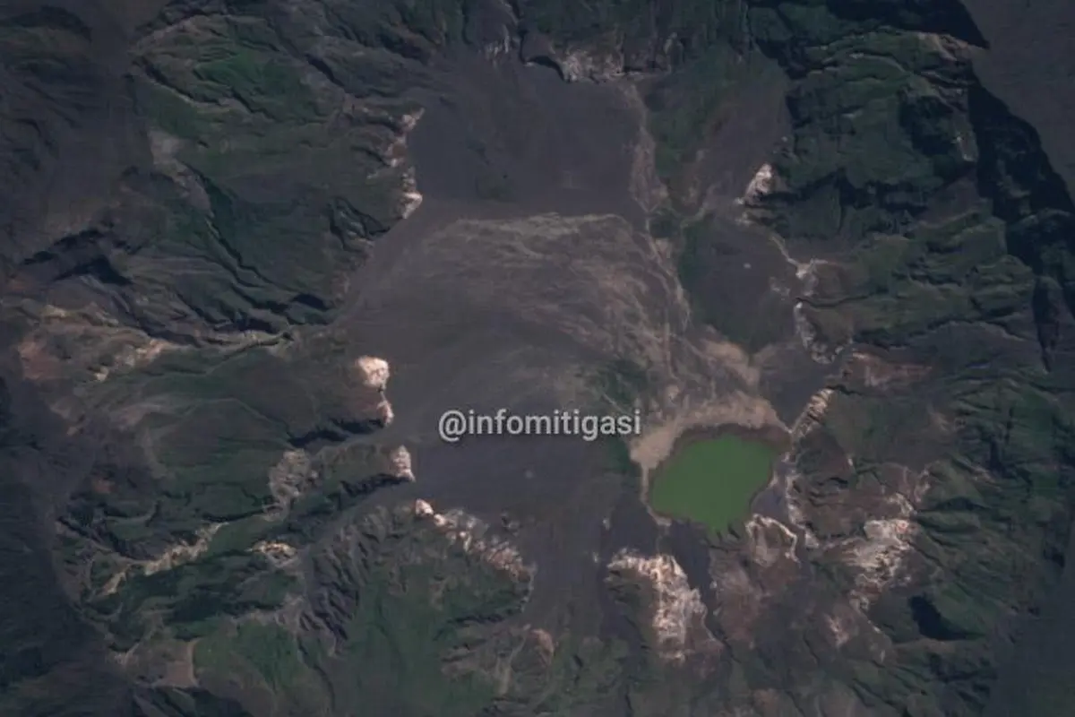 Penampakan terkini kawah Gunung Tambora. (Twitter/@infomitigasi)