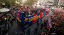 Para pemain Barcelona berada di atas bus saat melakukan parade di Barcelona (30/4). Parade ini untuk merayakan juara La Liga Spanyol yang berhasil diraih oleh tim sepak bola Barcelona. (AP/Manu Fernandez)