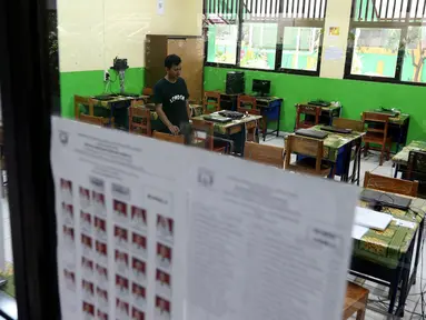 Petugas mengecek kesiapan laptop dan ruang untuk Ujian Nasional Berbasis Komputer di SMP N 34 Pademangan, Jakarta Utara, Minggu (22/4). UNBK SMP 2018 akan berlangsung mulai besok Senin (23/4). (Liputan6.com/Johan Tallo)