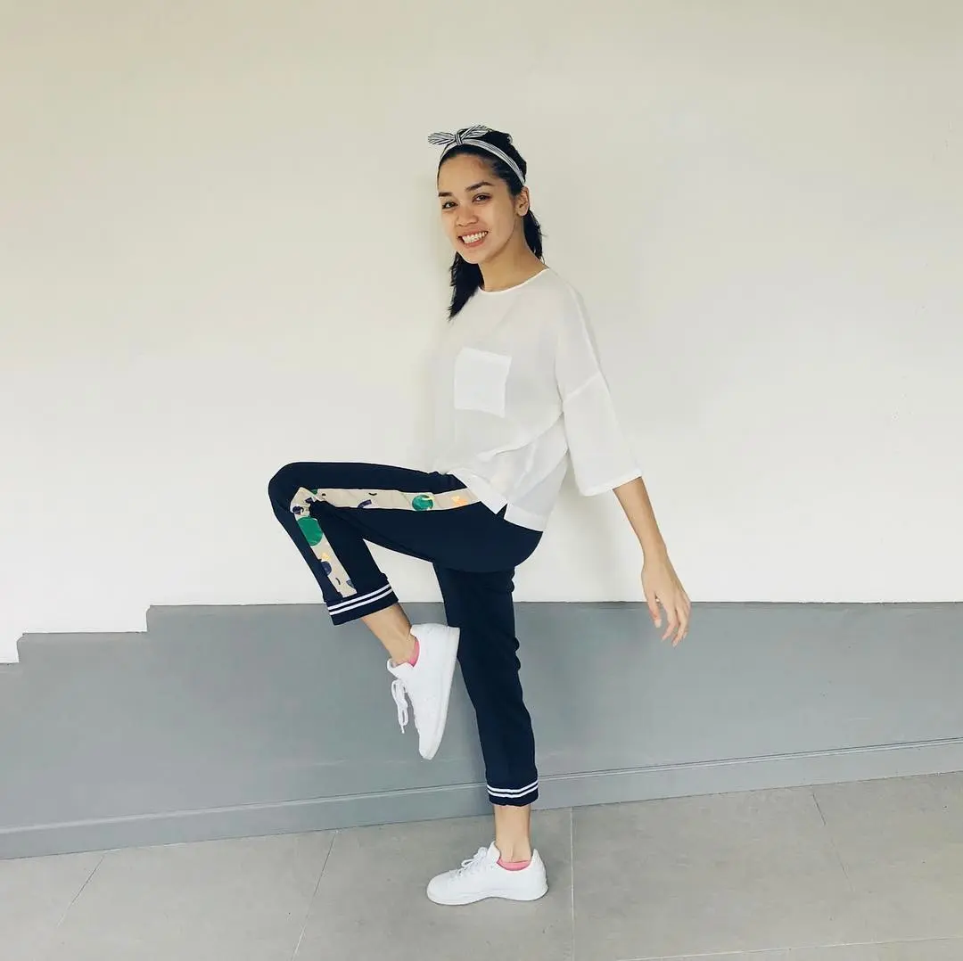 Alexandra Asmasoebrata pakai sneakers tampil sporty. (Image: alexandra.asma/instagram)