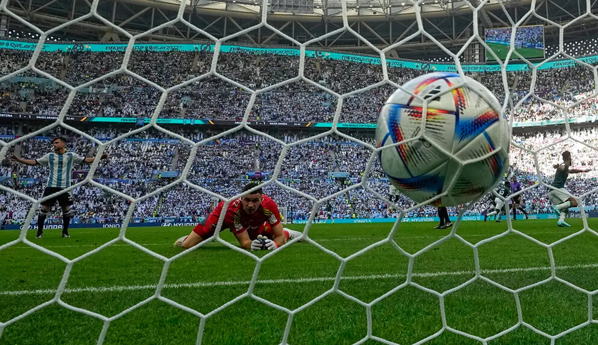 Penjaga gawang Argentina Emiliano Martinez melihat bola ke gawang setelah pemain Arab Saudi Salem Al-Dawsari mencetak gol pada pertandingan sepak bola Grup C Piala Dunia 2022 di Stadion Lusail, Lusail, Qatar, Selasa (22/11/2022). Arab Saudi mengalahkan Argentina dengan skor 2-1. (AP Photo/Ricardo Mazalan)