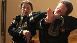 Dua murid wanita sekolah pencak silat Anak Harimau tengah memperagakan teknik serangan. (Bola.com/Reza Khomaini)