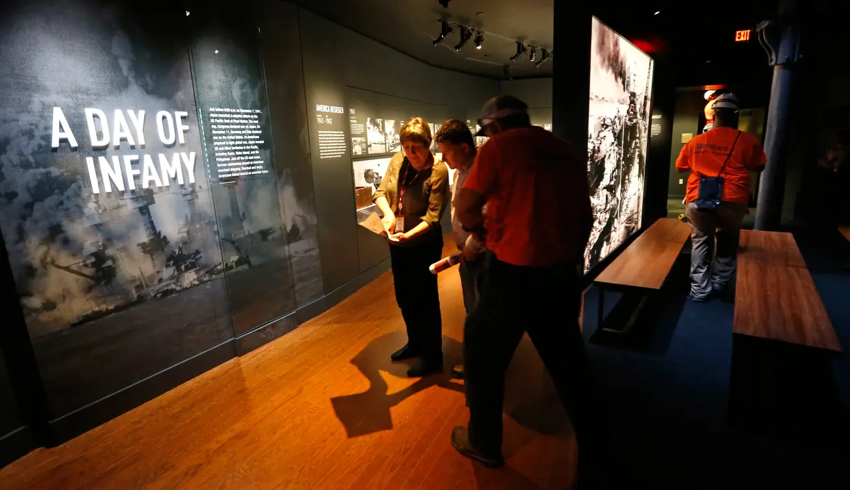 Para pekerja membahas instalasi pameran "Salute to the Home Front" di Museum Nasional Perang Dunia II di New Orleans (5/6). Museum ini berfokus pada kontribusi yang dibuat oleh Amerika Serikat untuk Sekutu dalam Perang Dunia II. (AP Photo/Gerald Herbert)