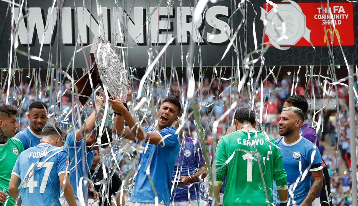 Para pemain Manchester City merayakan gelar juara Community Shield setelah mengalahkan Liverpool di Stadion Wembley, London, Minggu (4/8). City menang 1-1 (5-4) atas Liverpool. (AFP/Adrian Dennis)