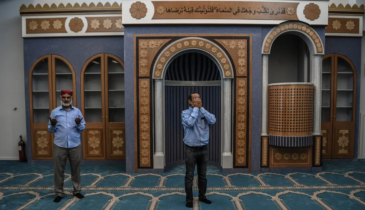Umat muslim beribadah di bangunan masjid resmi pertama di Kota Athena, Yunani pada Jumat (7/6/2019). Masjid yang tidak memiliki pengeras suara itu hanya bisa menampung untuk 300 jemaah laki-laki dan 50 perempuan. (Aris MESSINIS / AFP)