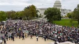 Organisasi hak asasi manusia Jewish Voice for Peace menggelar protes terkait serangan Israel ke Palestina. (AP Photo/Amanda Andrade-Rhoades)