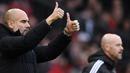 Manajer Manchester City memberikan instruksi kepada pemainnya dari pinggir lapangan dalam pertandingan  lanjutan Liga Inggris 2022/2023 melawan Manchester United yang berlangsung di Old Trafford, Sabtu (14/1/2023). Awalnya Pep merasa senang dengan taktik yang ia mainkan sehingga bisa meredam serangan lawan dan bisa mencetak gol pada menit ke-60. (AFP/Oli Scarff)