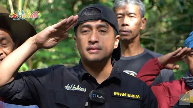 7 Momen Irfan Hakim dan Sang Putra Rayakan HUT ke-77 Kemerdekaan RI di Gunung
