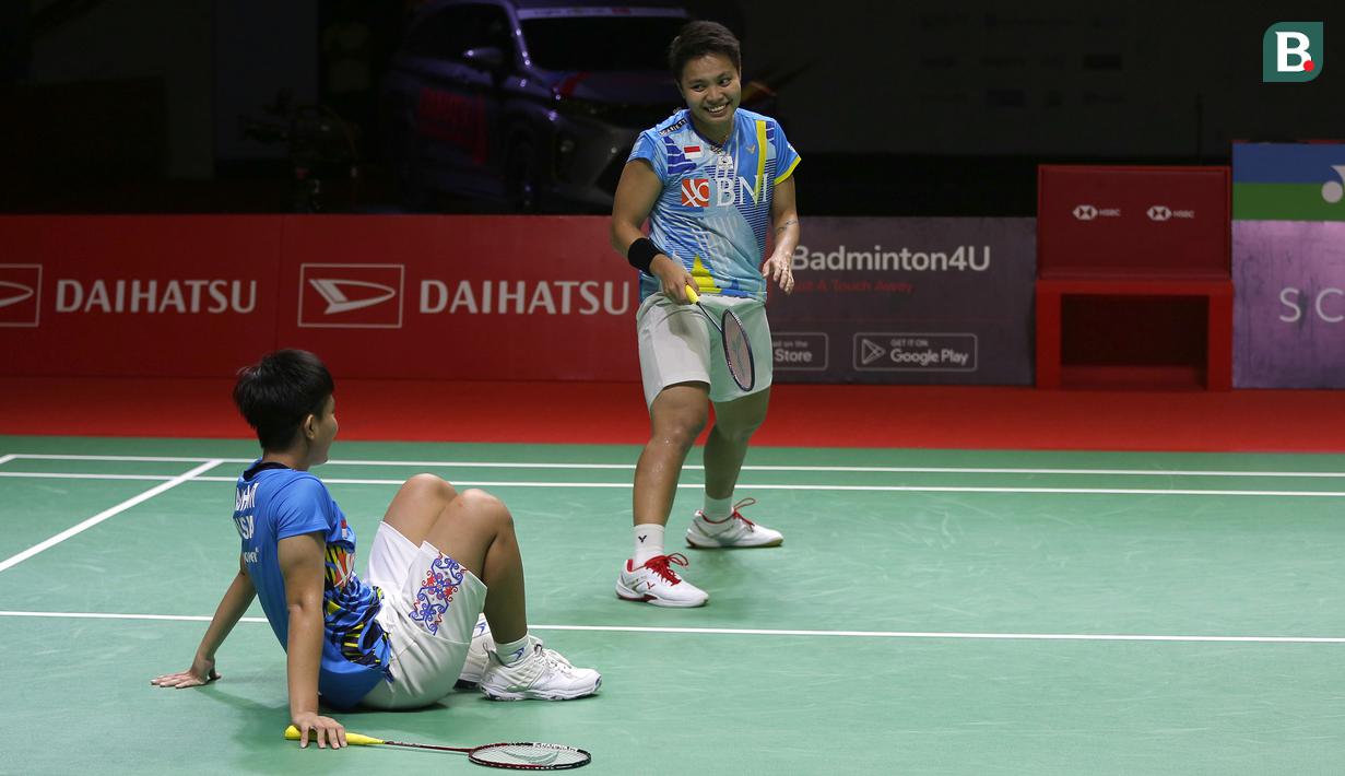 Usai interval, laga berlangsung ketat bahkan akhirnya Pearly Tan/Thinaah Muralitharan berbalik unggul di posisi 17-16. Meski akhirnya Apriyani/Siti Fadia mampu memaksa terjadinya setting di angka 20-20, pasagan Malaysia akhirnya merebut game pertama dengan 23-21. (Bola.com/Ikhwan Yanuar)