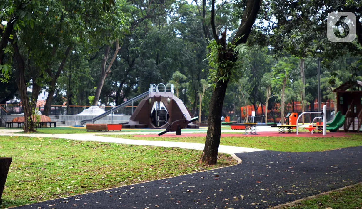 Suasana proyek revitalisasi Taman Tebet  Eco Park, Jakarta, Kamis (17/3/2022). Tebet Eco Park dibangun untuk mengembalikan fungsi taman secara ekologi, menjadi sarana interaksi, edukasi, dan rekreasi bagi masyarakat. (merdeka.com/Imam Buhori)