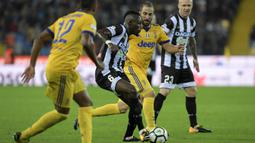 Gelandang Udinese, Fofana Seko, berusaha melewati striker Juventus, Gonzalo Higuain, pada laga Serie A Italia di Stadion Friuli, Udine, Minggu (22/10/2017). Udinese kalah 2-6 dari Juventus. (AFP/Miguel Medina)