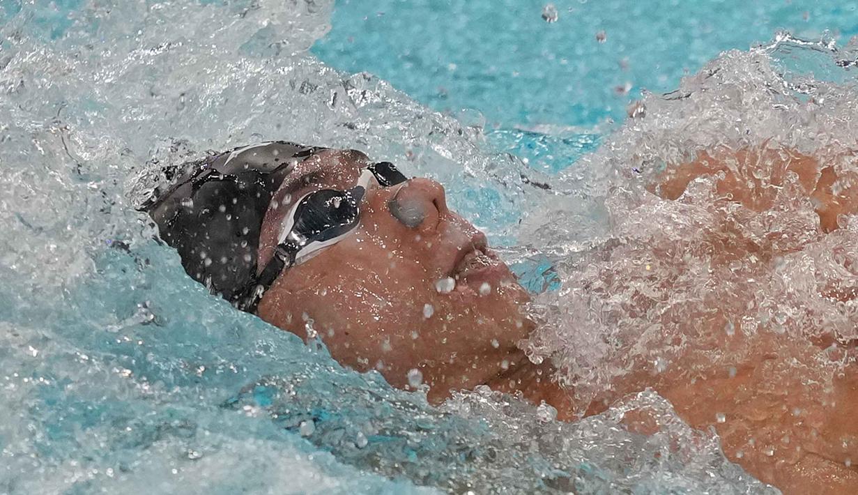 Jason Donovan Yusuf menjadi yang tercepat dalam nomor 100 meter gaya punggung. Tampak dalam foto, perenang Indonesia, Jason Donovan Yusuf, saat tampil di final 100 meter gaya punggung putra pada SEA Games ke-33 di Bangkok, Thailand, Rabu 10 Desember 2025. (AP Photo/Achmad Ibrahim)