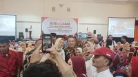 Pesona Kepala LKPP Sita Perhatian Ibu-Ibu di Banjarnegara Sampai Rela Antre Swafoto