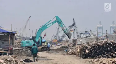 Aktivitas pekerja saat menyelesaikan proyek pembangunan tanggul laut raksasa atau giant sea wall di Cilincing, Jakarta, Kamis (15/3). Tahap pertama proyek yang dimulai sejak Oktober 2014 ini diperkirakan rampung pada 2025. (Merdeka.com/Iqbal Nugroho)