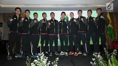 Pebulutangkis putera Indonesia untuk Thomas Cup 2018 berpose bersama usai upacara pelepasan di Jakarta, Selasa (8/5). Turnamen Piala Thomas dan Uber 2018 berlangsung di Bangkok, 20-27 Mei. (Liputan6.com/Helmi Fithriansyah)