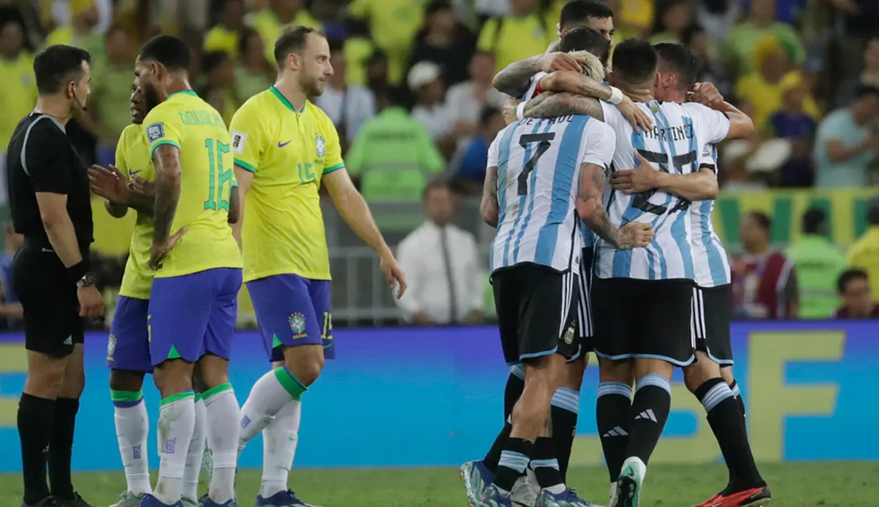 Tambahan tiga poin mengukuhkan posisi Argentina di puncak klasemen Kualifikasi Piala Dunia 2026 Zona CONMEBOL dengan 15 poin, unggul dua angka dari Uruguay di posisi kedua. Sementara dengan tiga kekalahan beruntun ini, Brasil terlempar ke posisi keenam dengan tujuh poin, selisih satu poin dari Venezuela di posisi keempat. (AP Photo/Bruna Prado)