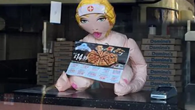 Kedai Pizza Ini Gunakan Boneka Seks untuk Pegang Menu