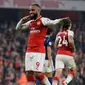 Penyerang Arsenal, Alexandre Lacazette berselebrasi setelah  mencetak gol ke gawang West Bromwich Albion dalam lanjutan Liga Primer Inggris di Emirates, Senin (25/9). Lacazette menjadi pahlawan dengan dua gol yang dicetaknya. (AP Photo/Alastair Grant)