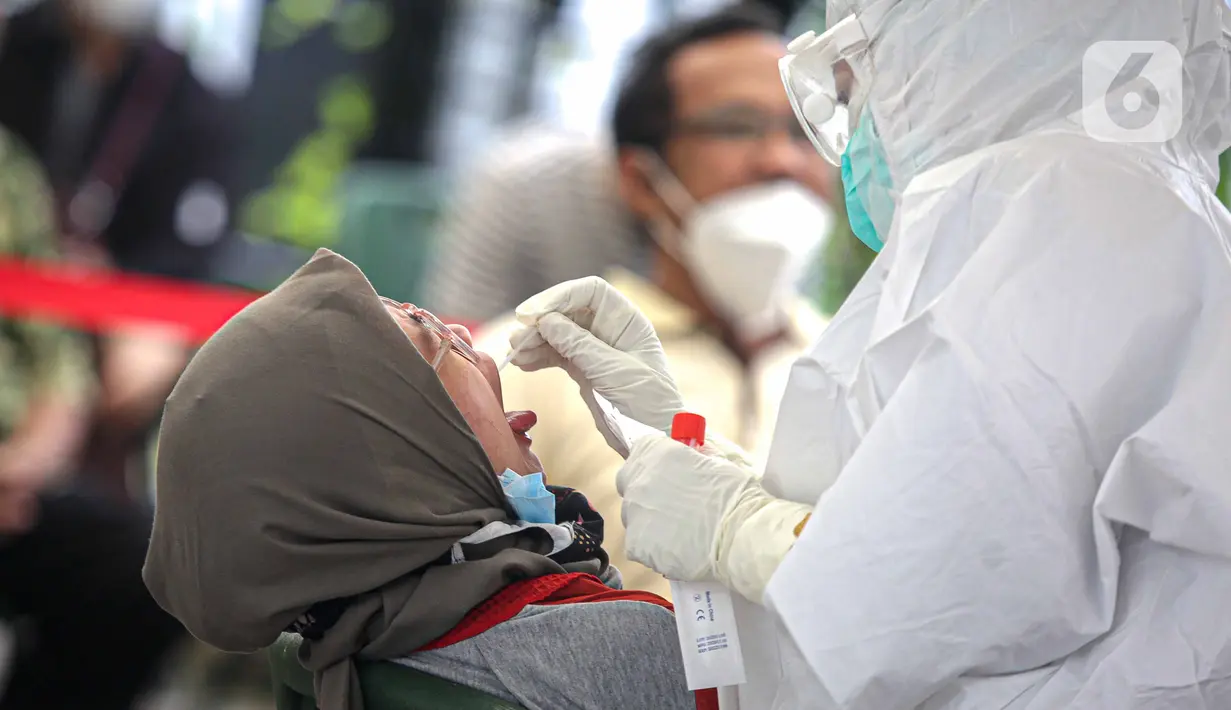 Warga menjalani tes usap PCR COVID-19 di Puskesmas Kecamatan Duren Sawit, Jakarta, Kamis (22/7/2021). Peningkatan testing dan tracing di wilayah padat penduduk diharapkan bisa mempercepat upaya memutus mata rantai penyebaran COVID-19. (Liputan6.com/Faizal Fanani)