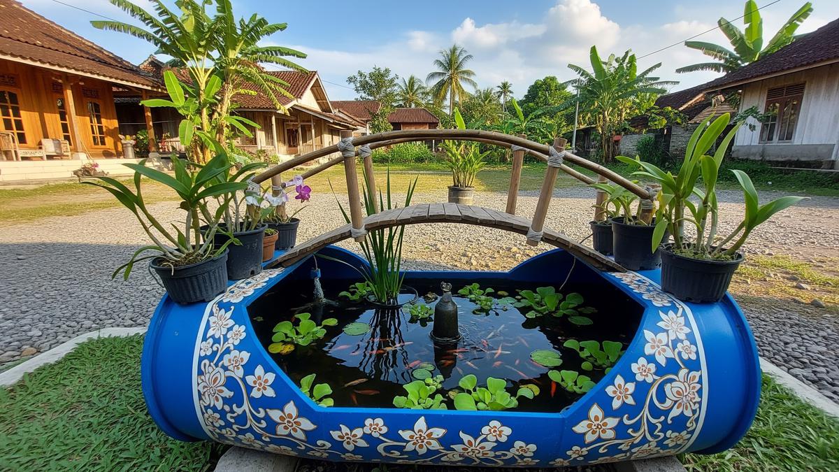 7 Trik Bikin Kolam Ikan Kecil dari Tong Air untuk Halaman Rumah, Sederhana Tapi Bisa Jadi Hiasan