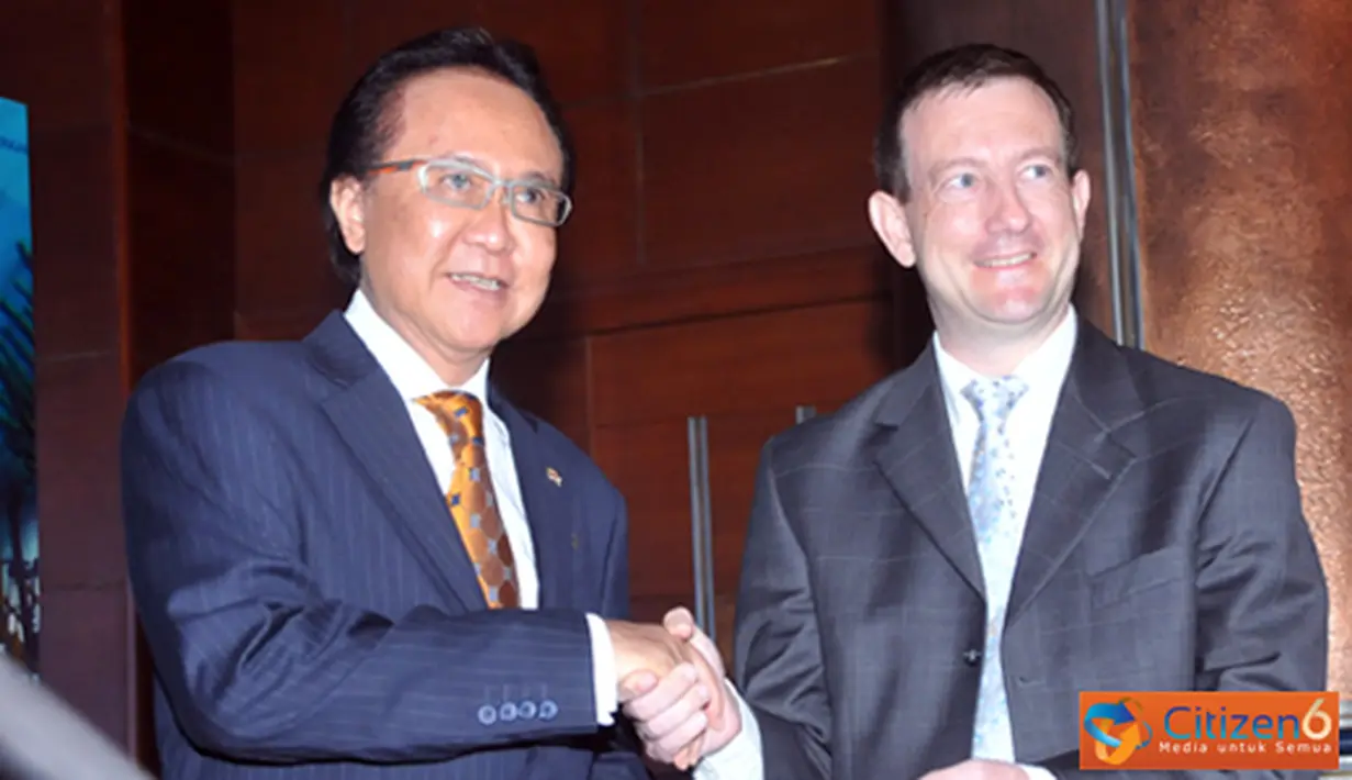 Citizen6, Jakarta: Menteri Kelautan dan Perikanan, Sharif C. Sutardjo menerima naskah Credit Facility Agreement INDESO dari Dubes Perancis M. Bertrand Lortholary usai penandatanganan. (Pengirim: Efrimal Bahri).