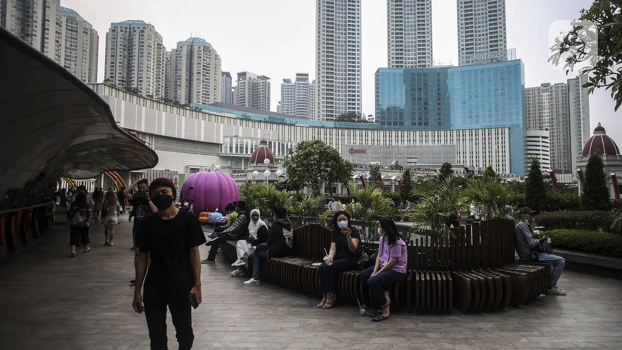FOTO: PPKM Dilonggarkan, Pusat Perbelanjaan Kembali Ramai Pengunjung