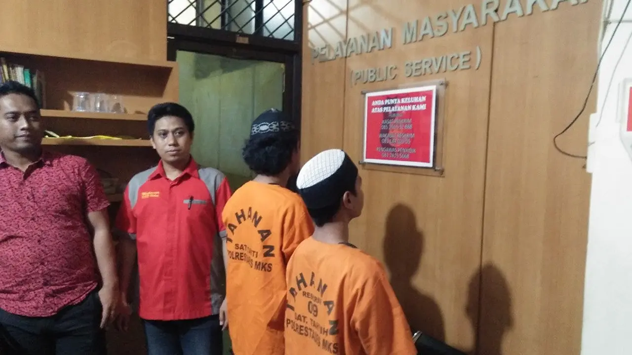 Pelaku dugaan pencabulan terhadap bocah SD di Makassar tampak menggunakan peci berwana putih (Liputan6.com/ Eka Hakim)