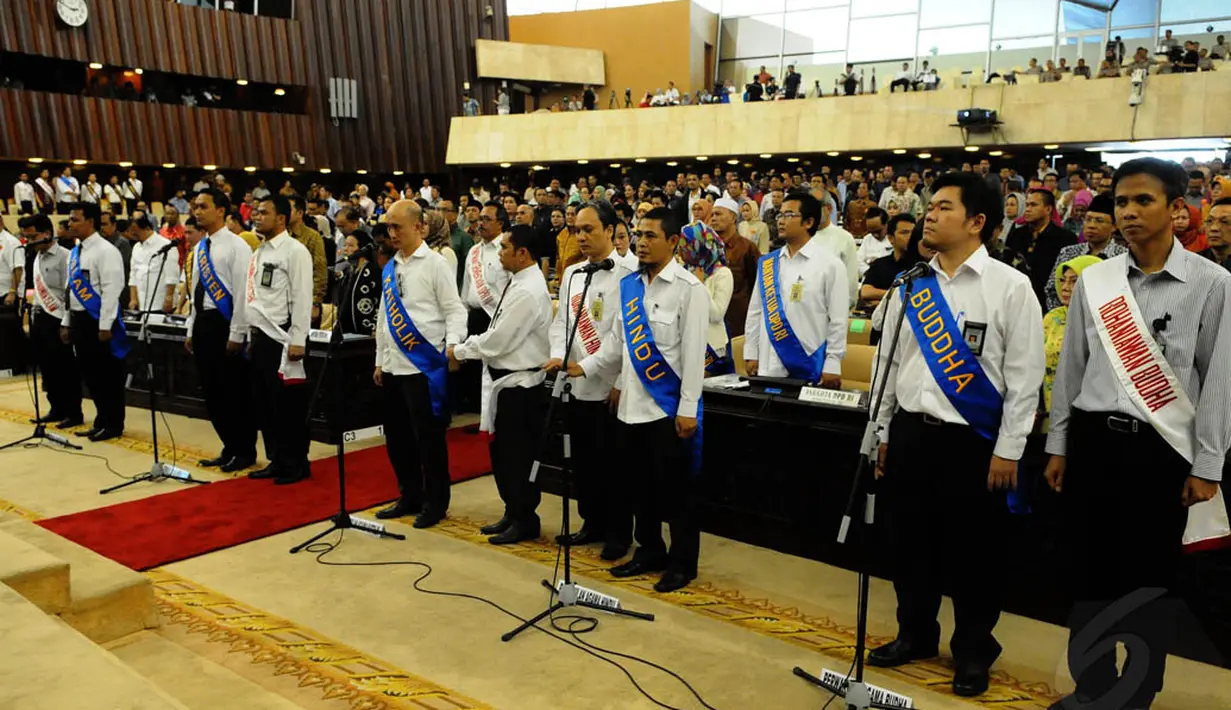 Para legislator terpilih diambil sumpahnya sesuai dengan agama dan kepercayaan masing-masing, Jakarta, (30/9/14). (Liputan6.com/Andrian M Tunay) 