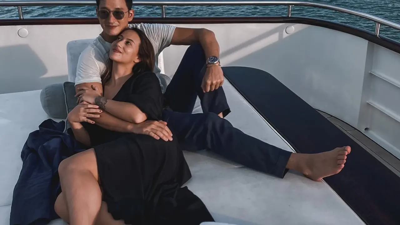11 Potret Kompak dan Fashionable Mike Lewis bersama Calon Istri