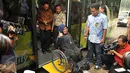 Gubernur DKI Basuki 'Ahok' Tjahaja Purnama melihat seorang penyandang disabilitas turun dari bus Scania jenis premium Low City Bus usai test drive display bus di Balai Kota DKI Jakarta, Jumat (11/3). (Liputan6.com/Gempur M Surya)
