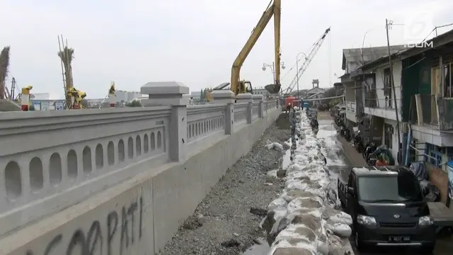 Menyambut gerhana bulan, warga muara baru mempersiapkan datangnya banjir rob.