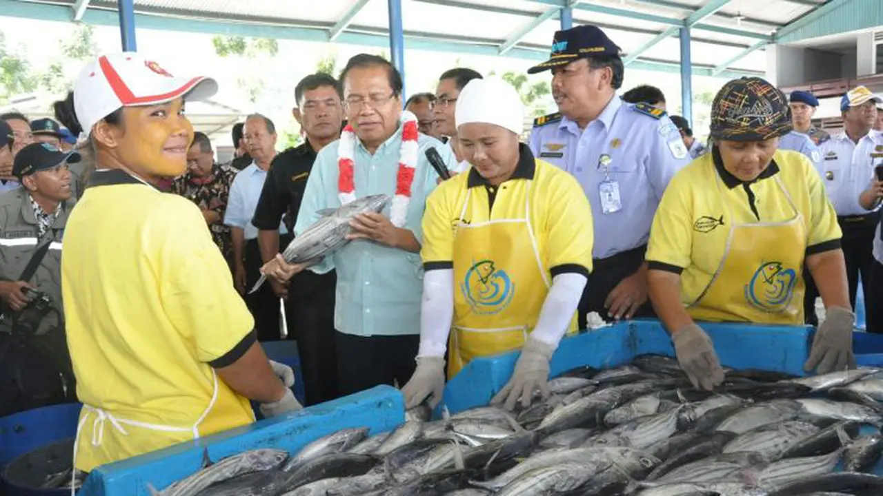 Menteri Koordinator Bidang Kemaritiman dan Sumber Daya, Rizal Ramli membagikan 1.000 kartu BPJS Ketenagakerjaan.
