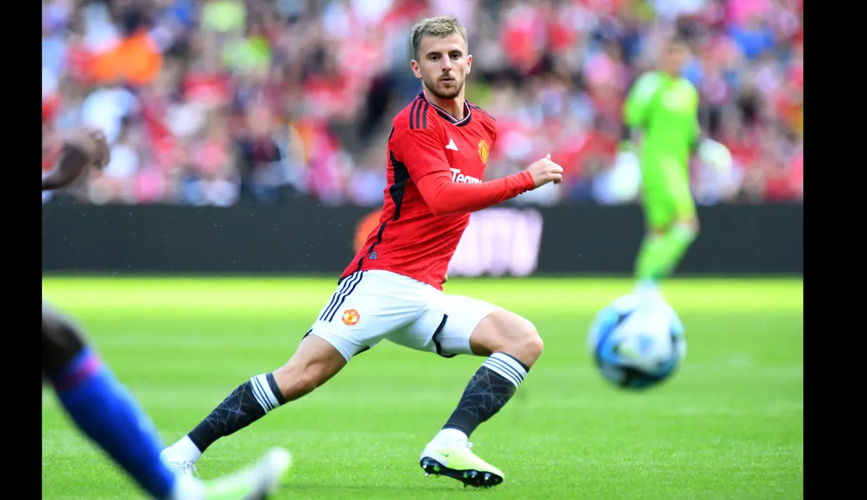 Pemain Manchester United, Mason Mount, mengontrol bola dalam pertandingan ujicoba melawan  Olympique Lyon yang berlangsung di di Stadion Murrayfield, Rabu (19/07/23). (AFP/Andy Buchanan)