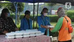 Sejumlah mahasiswa memberikan makanan gratis kepada masyarakat di Universitas Kristen Indonesia (UKI), Cawang, Jakarta, Selasa (16/3/2021). Kegiatan berbagi makanan gratis yang dilakukan oleh civitas akademi UKI itu diselenggarakan selama tiga bulan. (Liputan6.com/Herman Zakharia)