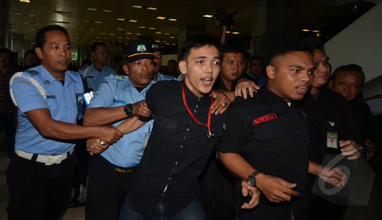 Aksi mahasiswa yang menggelar aksi di dalam Gedung Nusantara III segera diamankan Pamdal DPR, Jakarta, Selasa, (21/04/2015). Dalam aksinya mereka menolak pelemahan KPK melalui Perppu KPK. (Liputan6.com /Andrian M Tunay)