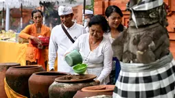 Galungan adalah hari yang dirayakan oleh umat Hindu sebagai tanda kemenangan kebaikan melawan kejahatan. (SONNY TUMBELAKA/AFP)