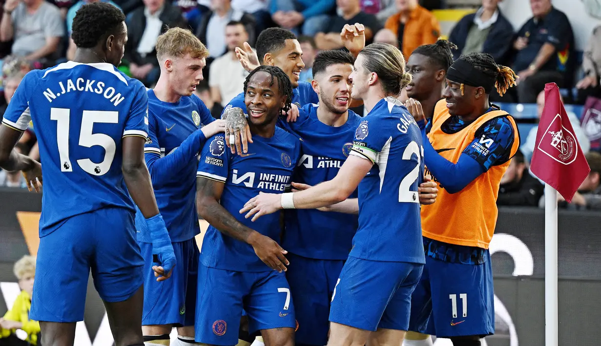 Para pemain Chelsea merayakan gol yang dicetak oleh Raheem Sterling ke gawang Burnley pada laga pekan ke-8 Premier League 2023/2024 di Stadion Turf Moor, Sabtu, (7/10/2023). Hasil ini membawa Chelsea naik ke urutan ke-10 dengan 11 poin. Sementara, Burnley semakin terpuruk di peringkat ke-18 dengan baru meraih empat angka.
(AFP/Oli Scarff)