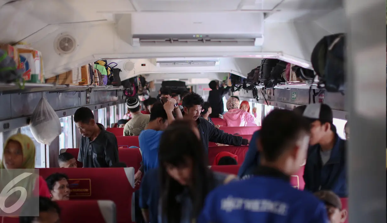 Para penumpang merapikan barang bawaanya saat naik kereta api di Stasiun Pasar Senen, Jakarta, Minggu (3/7). H-3 Lebaran, Stasiun Pasar Senen sudah memberangkatkan 11.905 pemudik dengan dengan 16 kereta api. (Liputan6.com/Faizal Fanani)
