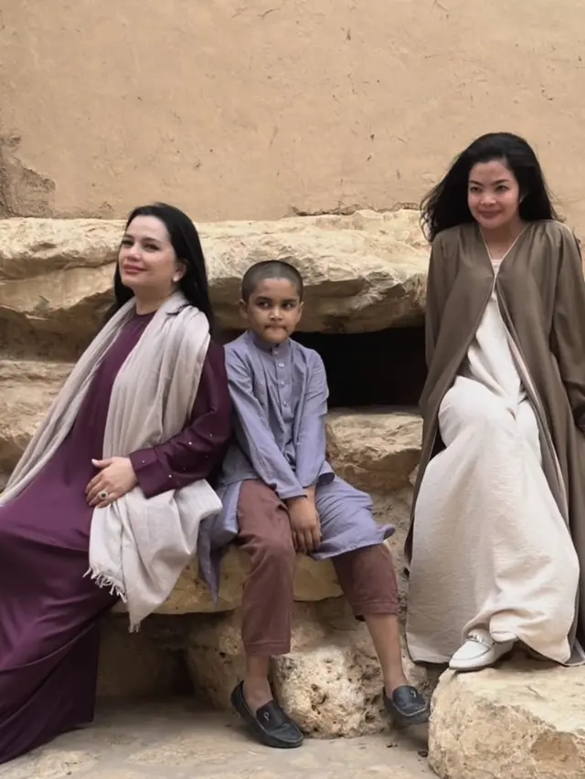 Istri Menteri Perekonomian dan Menteri Olahraga saat menjalankan ibadah umrah. [@yanti.airlangga]