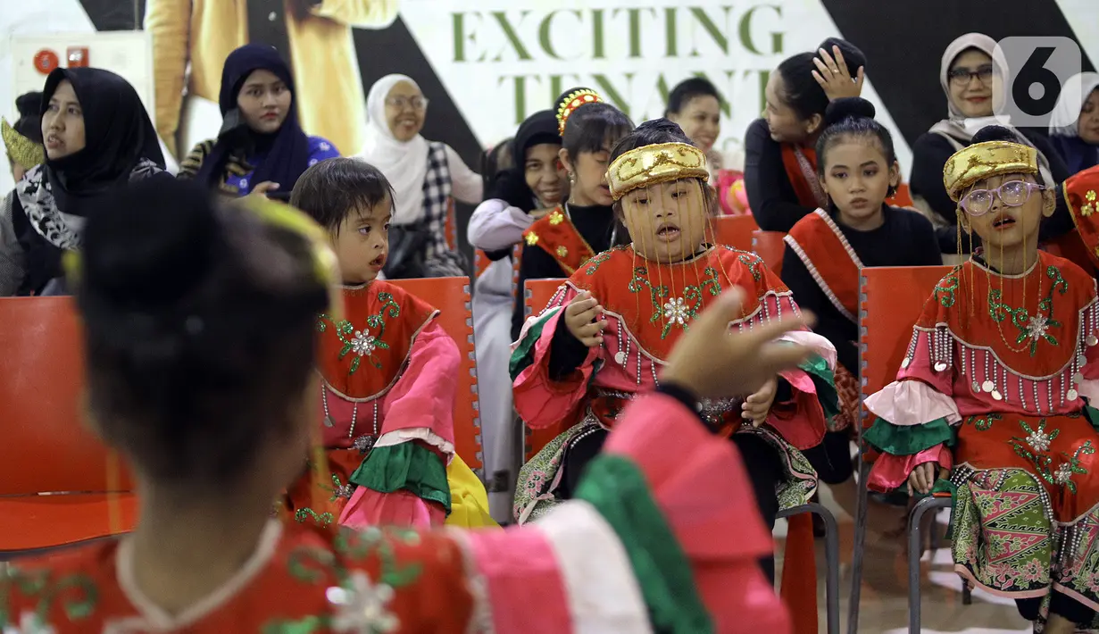 Siswa dari sekolah tari difabel Belantara Budaya Indonesia saat acara peluncuran sekolah tari tradisional gratis difabel di Margo City, Depok, Jawa Barat, Sabtu (3/12/2022). Acara yang juga sekaligus memperingati Hari Disabilitas Internasional ini menampilkan tarian tradisonal Indonesia di mana sebagian besar penarinya adalah penyandang disabilitas. (Liputan6.com/Johan Tallo)