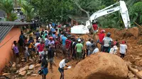 Ekskavator dikerahkan untuk mencari korban di lokasi longsor di desa Bellana di distrik Kalutara, Sri Lanka, (26/5). Banjir dan longsor terjadi setelah hujan sangat lebat melanda sebagian besar wilayah Sri Lanka. (AP Photo / Eranga Jayawardena)