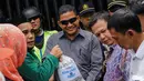 Puluhan orang dari Koalisi Pro Indonesia menyerahkan ribuan koin untuk PM Tony Abbot di depan kantor Kedubes Australia, Jakarta, Selasa (10/3/2015). Koin tersebut bentuk protes atas pernyataan PM Australia Tony Abbott. (Liputan6.com/Faizal Fanani)