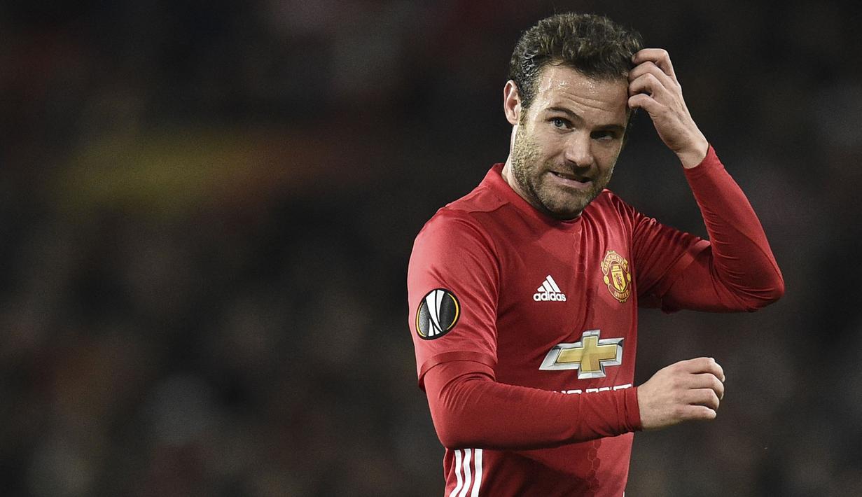 Juan Mata sudah tak menyandang pemain Manchester United sejak akhir bulan lalu. Meski telah menyumbangkan trofi Piala FA, Liga Inggris, dan Liga Eurpoa, Setan Merah belum menyodorkan kontrak terbarunya. Menurut kabar terbaru, kedua belah pihak sedang mengupayakan. (Foto: AFP/Oli Scarff)