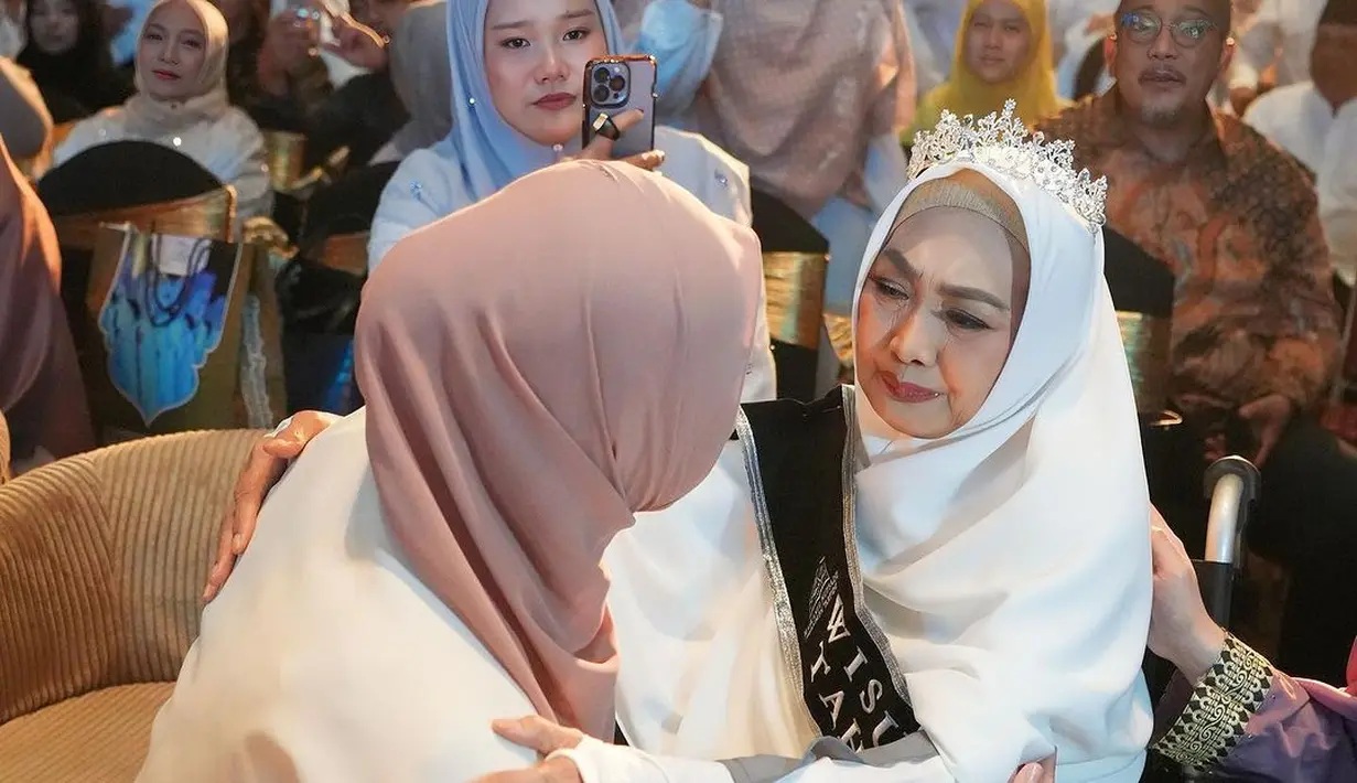 Diusianya yang mendekati kepala enam, ibunda Oki berhasil menghafal 15 juz Alquran. "Masyaallah, semangat perjuangan Ibu @yunifahlismawati luar biasa. 7-8 jam setiap hari waktu yang beliau luangkan untuk Alquran. Barokallah ibu, terimakasih telah menginspirasi kami kami semua," tulis maskanulhuffadz.   [Instagram/okisetianadewi]