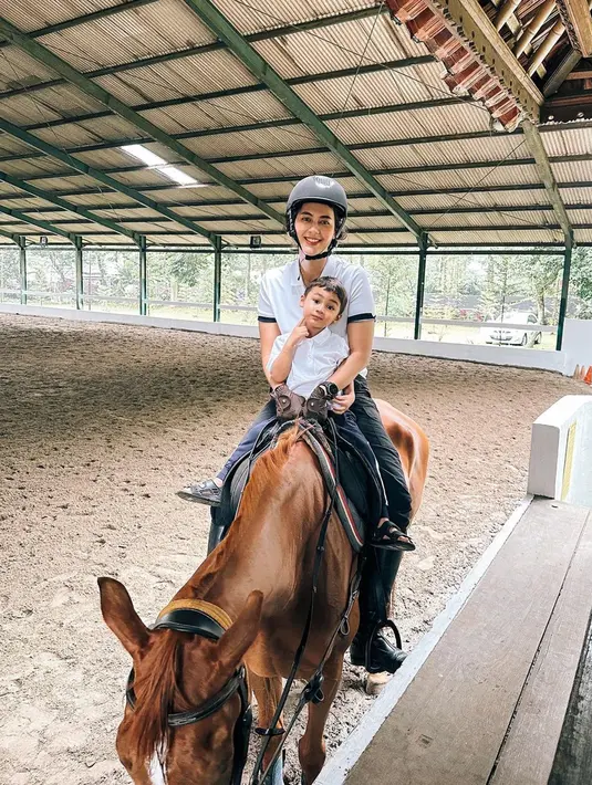 Bahkan, dirinya menyebutkan jika berkuda bukanlah olahraga yang mudah karena butuh keseimbangan serta feeling yang sama dengan sang kuda. Paula juga tampak mengajak putra bungsunya, Kenzo untuk berkuda bersama. (Liputan6.com/IG/@paula_verhoeven)